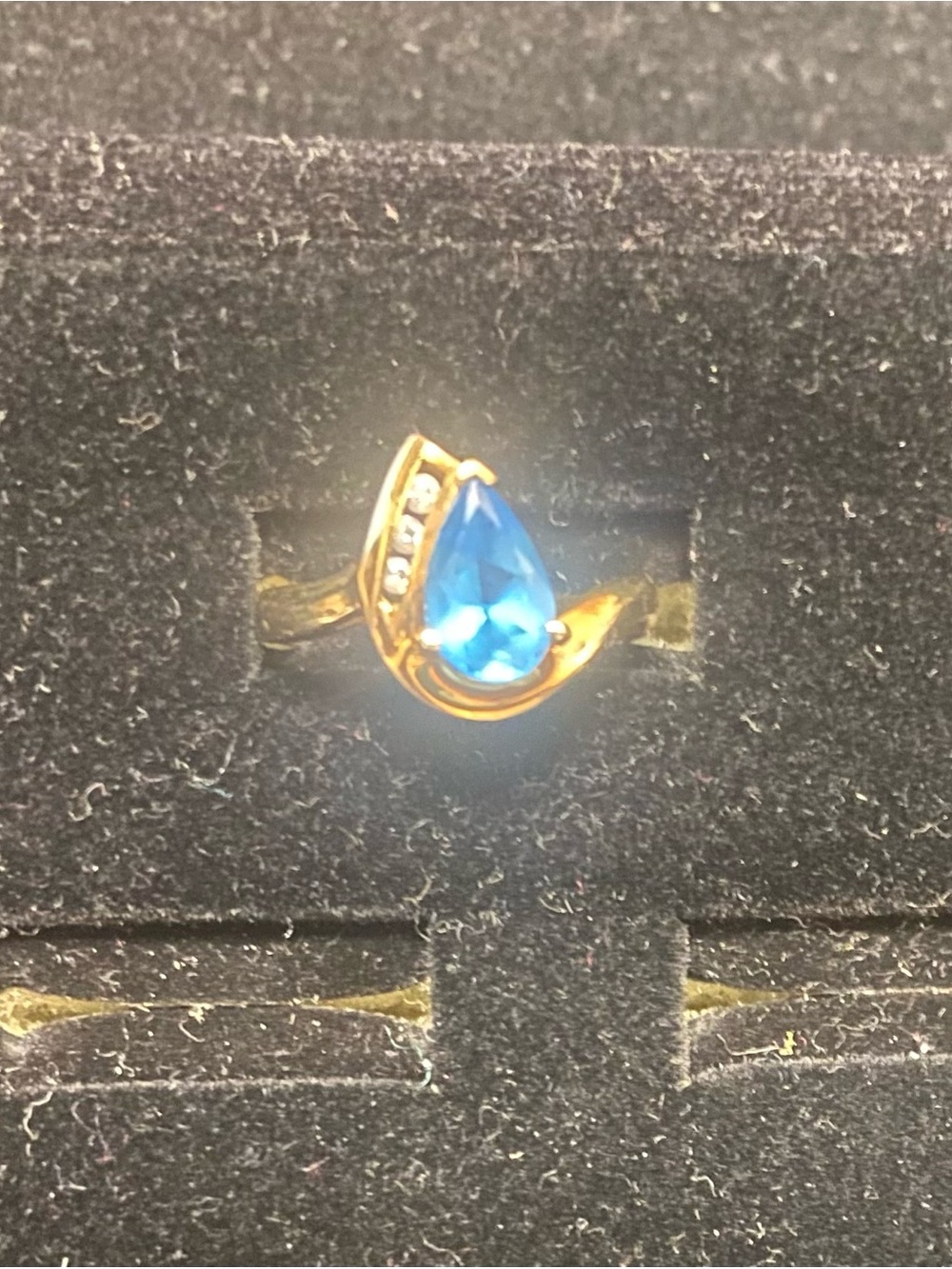 10K Gold Pear Shaped Blue Topaz Ring - Size 6.